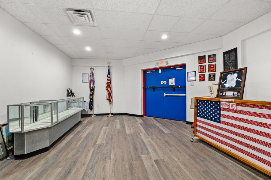More Photos Of 2541 W Southcross Blvd, San Antonio General Retail For Lease