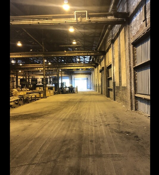 More Photos Of 900 Sterling St, La Salle Warehouse For Lease