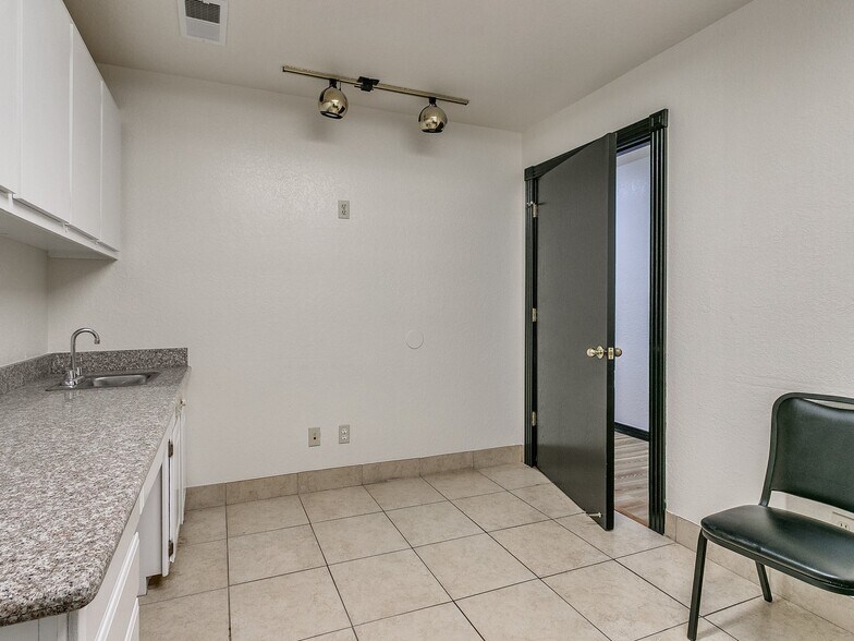 More Photos Of 2124 S Shadowlake, Oklahoma City Medical For Lease