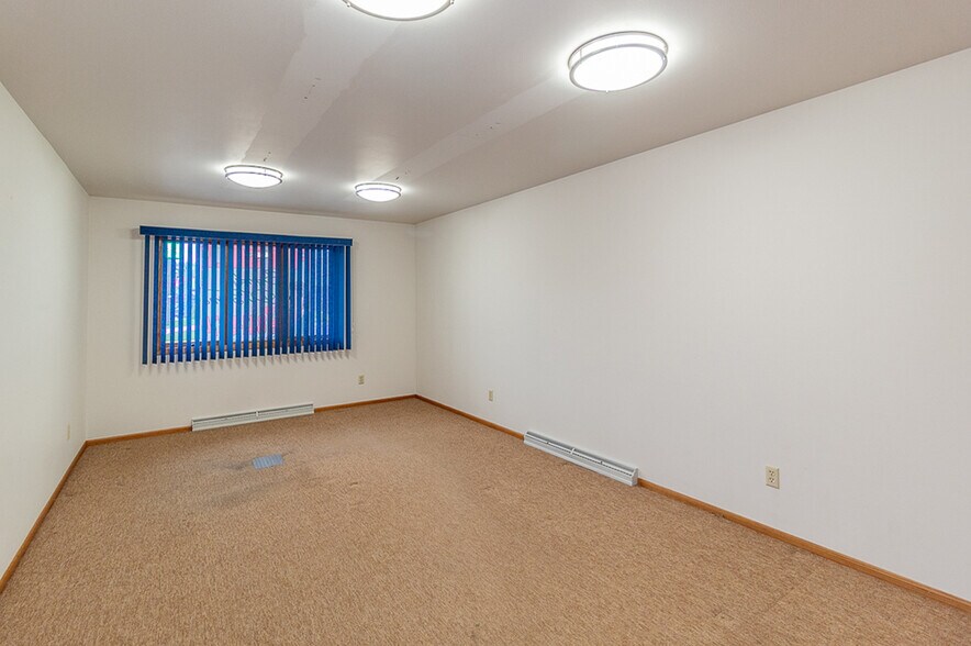 More Photos Of 104 S Main St, Marion Office For Sale