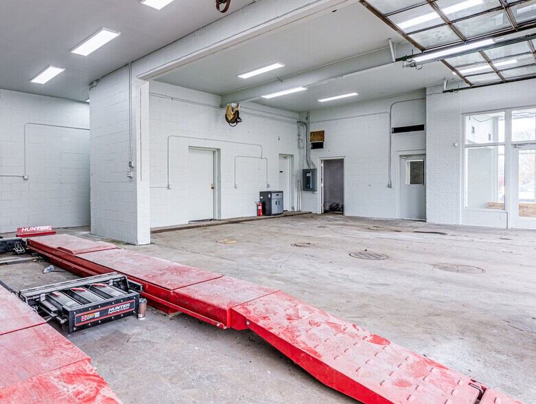 More Photos Of 1826 E Market St, Akron Auto Repair For Sale