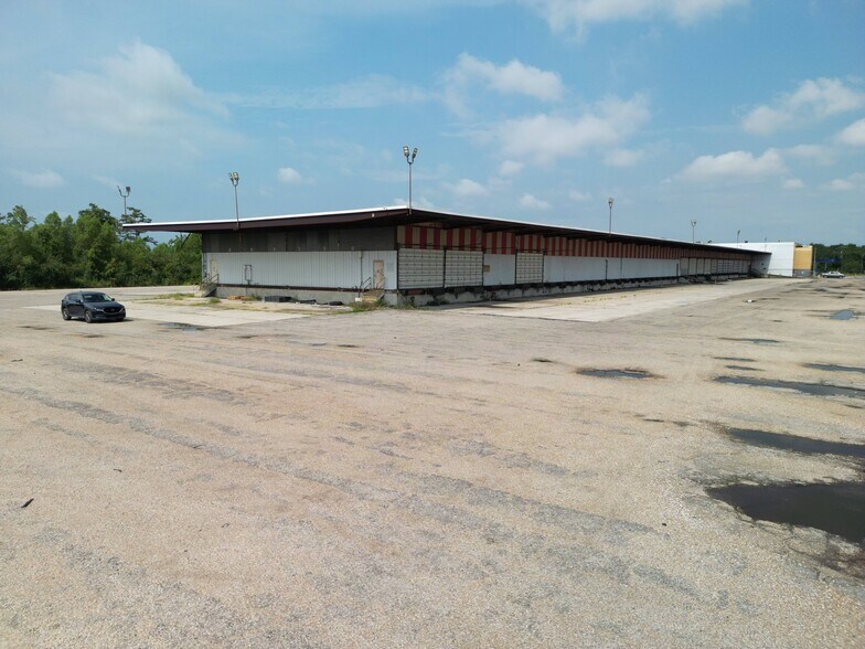 Primary Photo Of 12170 Old Gentilly Rd, New Orleans Truck Stop For Lease