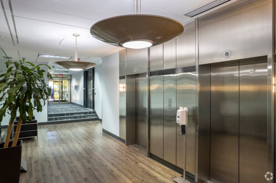 More Photos Of 2121 Argentia Rd, Mississauga Office For Lease