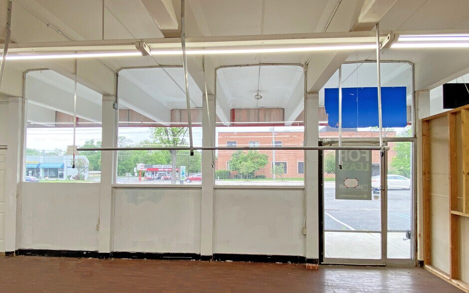 More Photos Of 32330 Grand River Ave, Farmington Freestanding For Lease