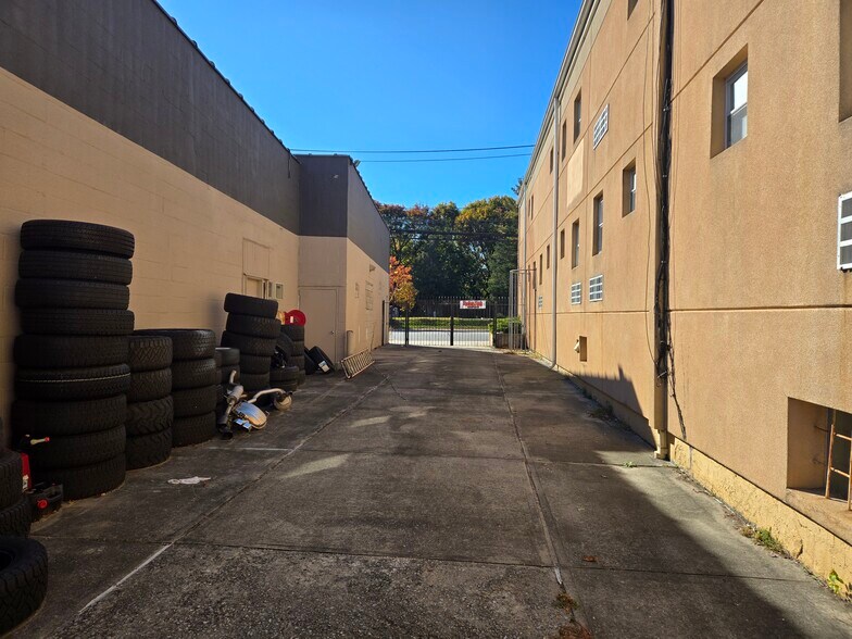 More Photos Of 311-313 W Jericho Tpke, Huntington Storefront For Sale