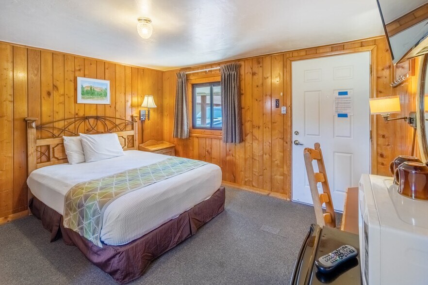 More Photos Of 221 Byers Ave, Hot Sulphur Springs Hotel For Sale