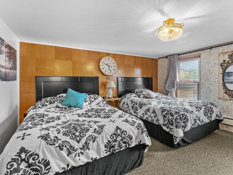 More Photos Of 201 Steele St, Algoma Hotel For Sale