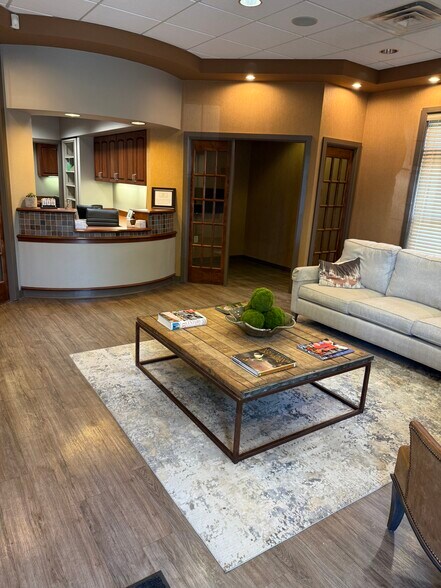 More Photos Of 122 Lynnwood, Knoxville Office For Sale