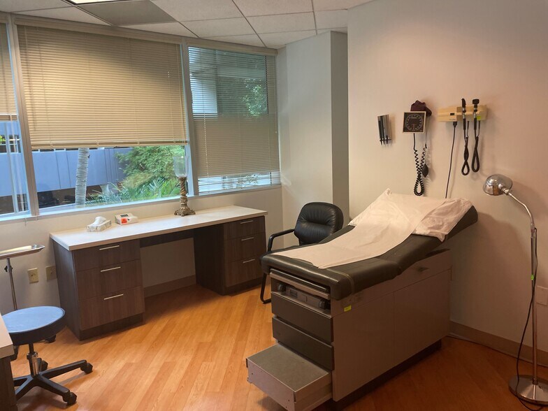 More Photos Of 20803 Biscayne Blvd, Aventura Office For Lease