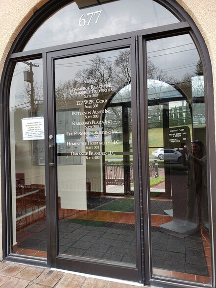 More Photos Of 677 Commerce St, Thornwood Office For Lease