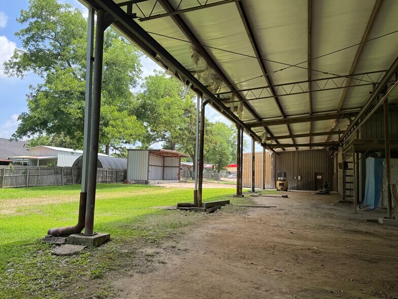 More Photos Of 1208 S Chestnut St, Lufkin Showroom For Sale