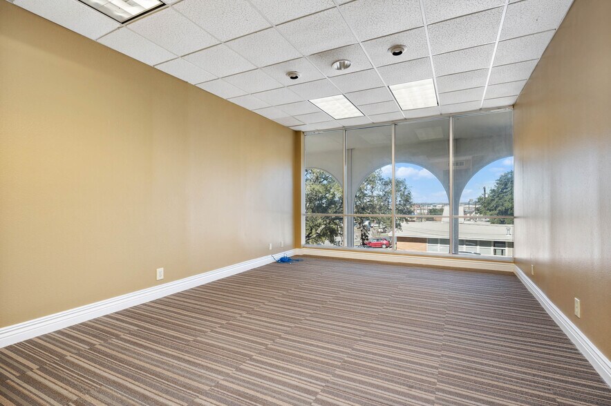 More Photos Of 8100 Broadway St, San Antonio Office For Sale