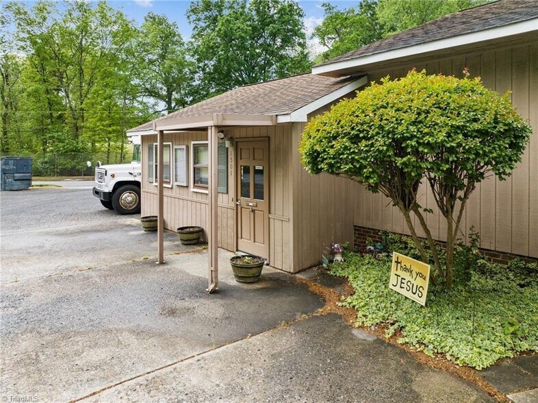 More Photos Of 1501 Upland Dr, Greensboro Office For Sale