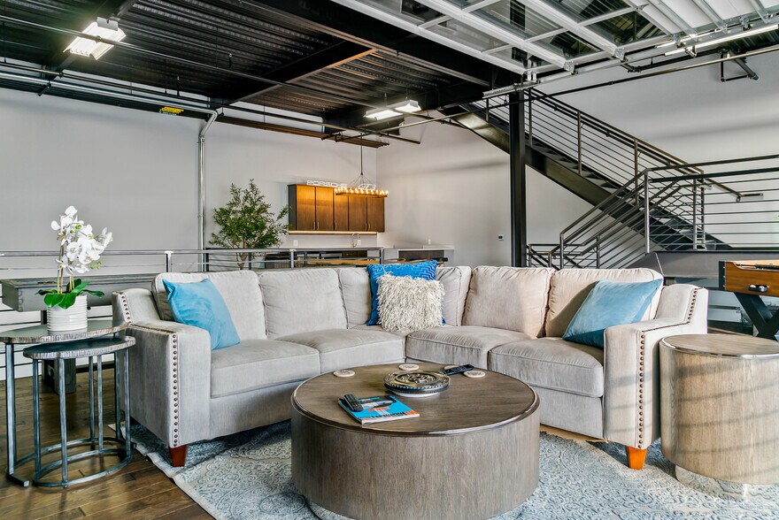 More Photos Of 154 W Speed Way, Pontiac Parking Garage For Sale