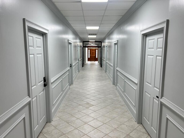 More Photos Of 122 N 3rd Ave, Chatsworth Office For Lease