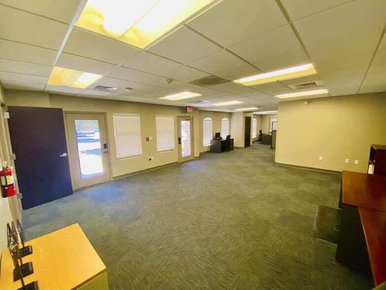 More Photos Of 1619 E Common St, New Braunfels Office For Sale