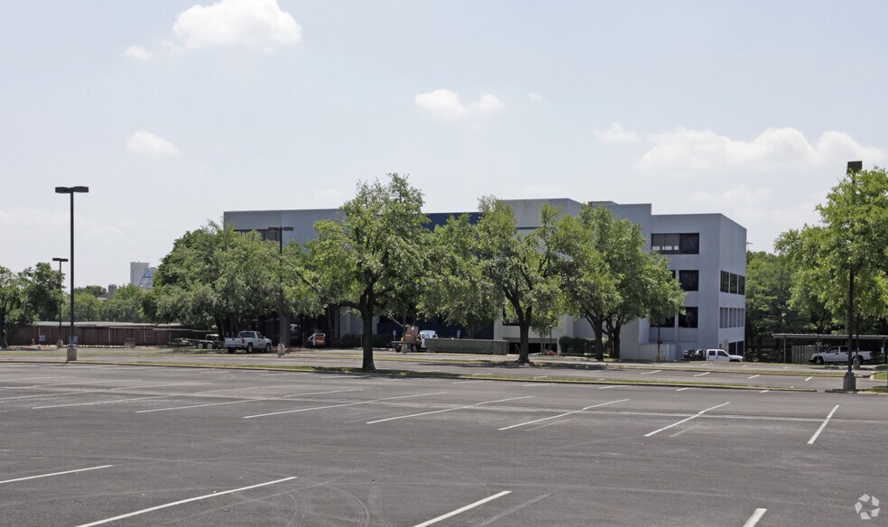 More Photos Of 1600 E Lamar Blvd, Arlington Office For Lease