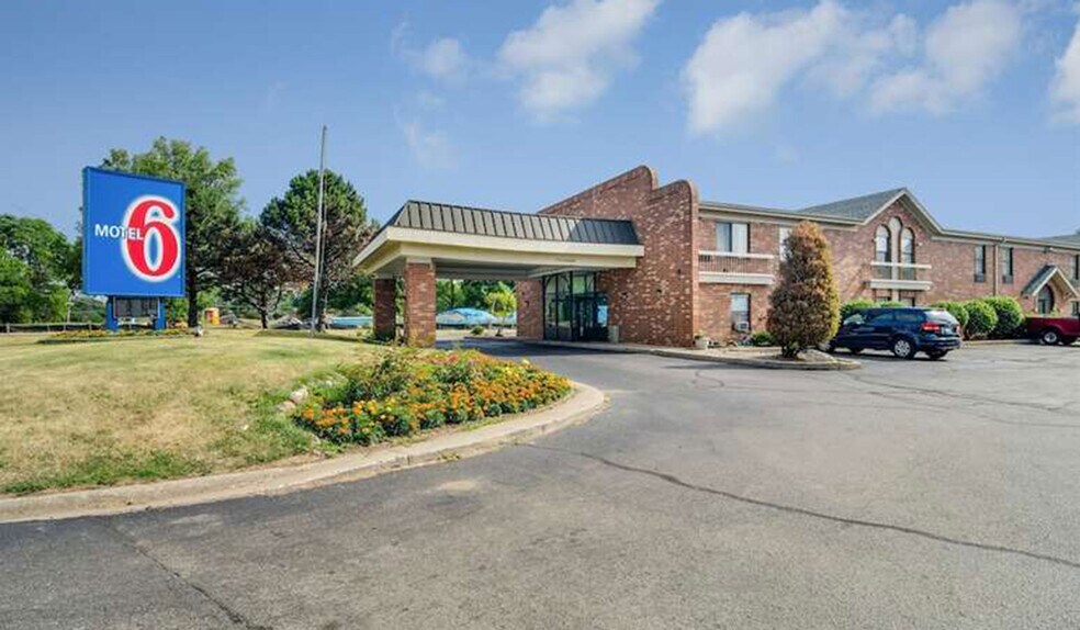 Primary Photo Of 31 N Green Bay Rd, Waukegan Hotel For Sale