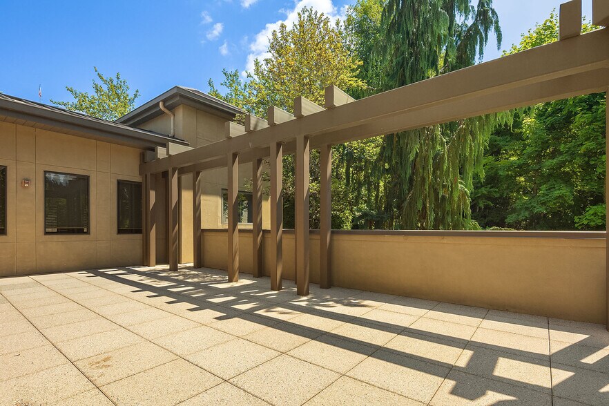 More Photos Of 8015 SE 28th St, Mercer Island Office For Lease