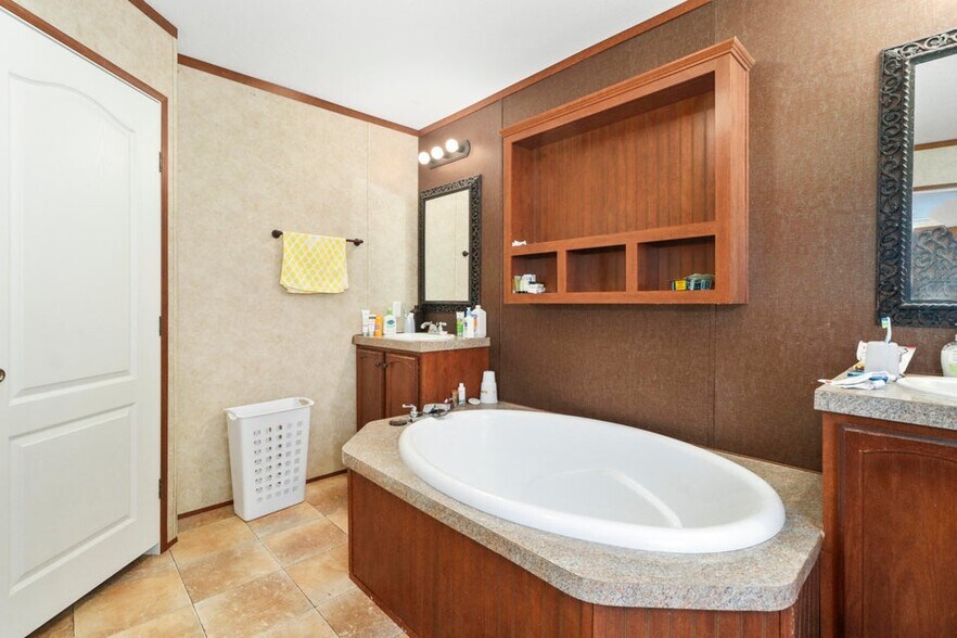 More Photos Of 1219 Private Road 1060, West Plains Recycling Center For Sale