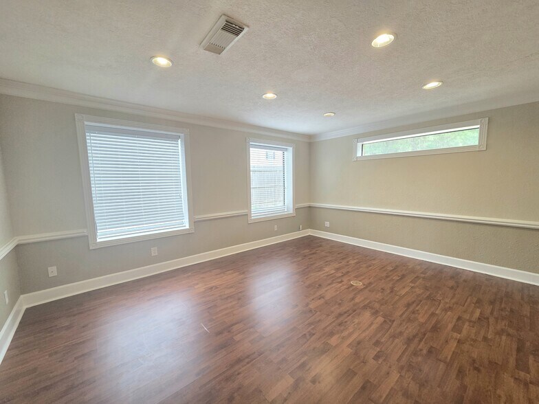 More Photos Of 2204 Sunpark Dr, Conroe Office For Sale