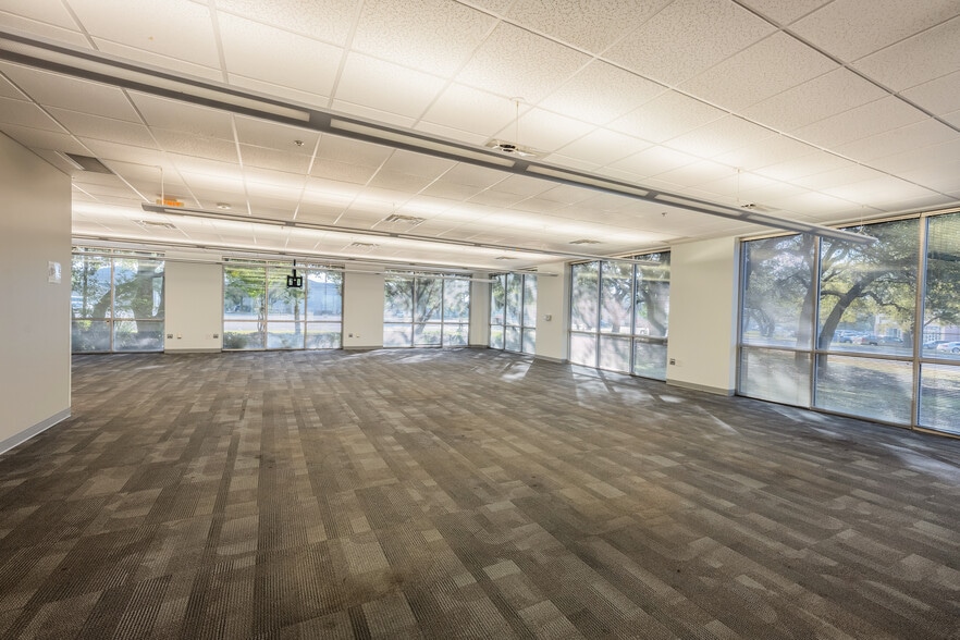 More Photos Of 5555 Northwest Pky, San Antonio Office For Lease