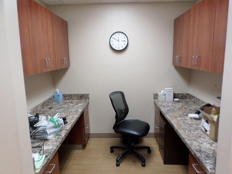 More Photos Of 1140-1141 Quincy Ave, Dunmore Medical For Lease