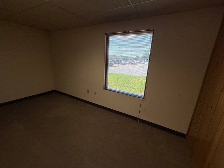 More Photos Of 403 Chatham Sq, Fredericksburg Office For Sale