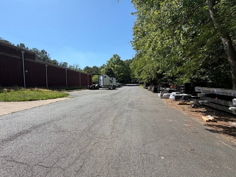 More Photos Of 400 E Arrowhead Dr, Charlotte Warehouse For Lease