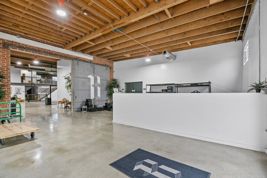 More Photos Of 1604 Venice Blvd, Los Angeles Showroom For Lease