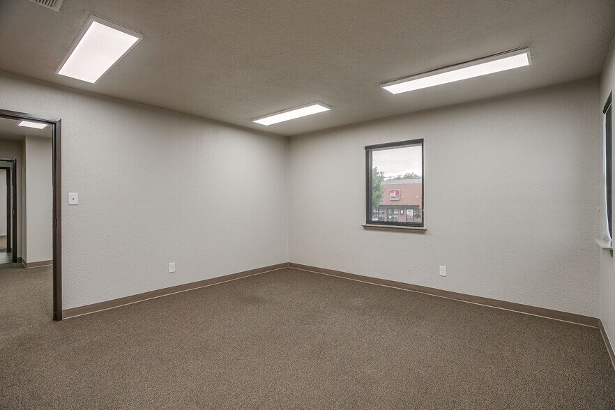More Photos Of 2030 S Las Vegas Trl, White Settlement Office For Sale