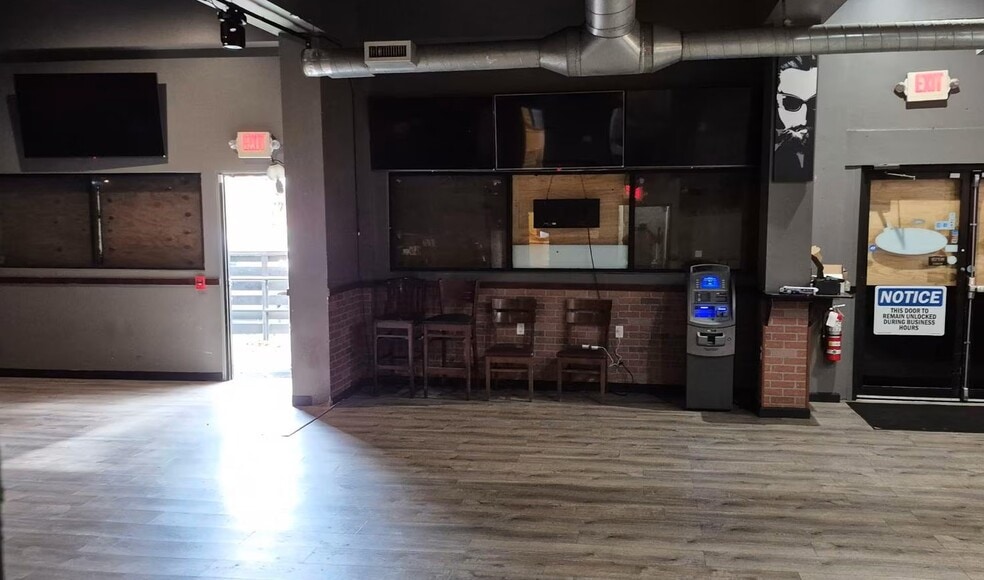 More Photos Of 322-326 Chelsea St, Everett Freestanding For Lease