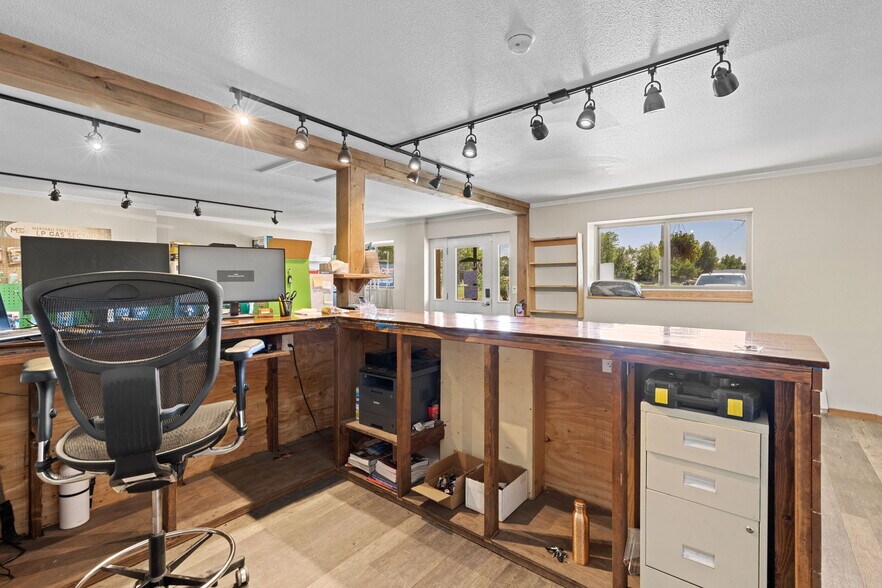 More Photos Of 451 S Andersen St, Longmont Service For Lease