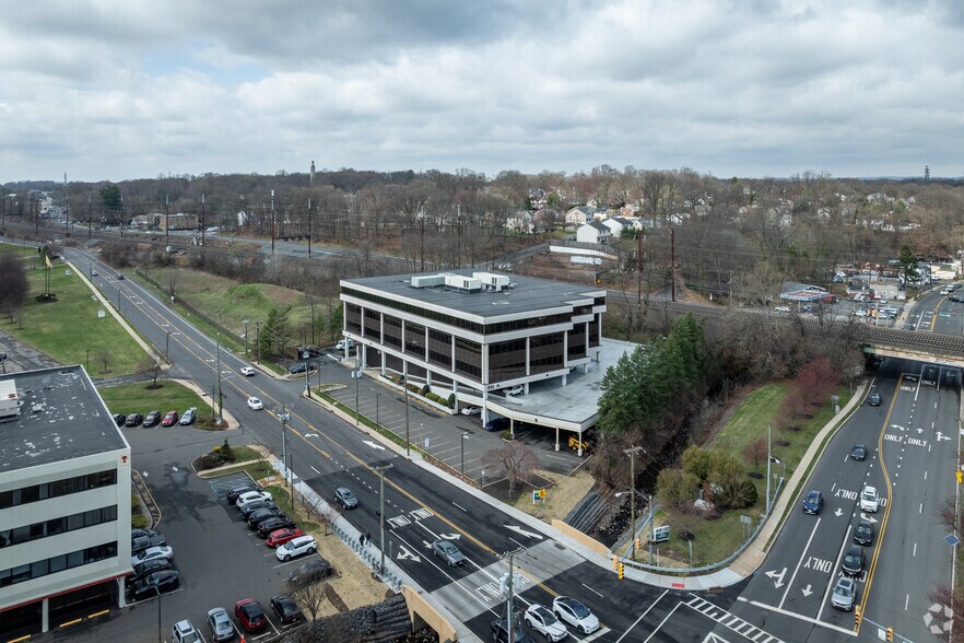 More Photos Of 510 Thornall St, Edison Office For Lease