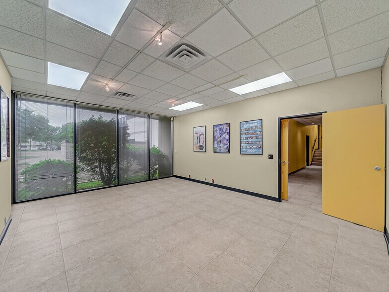 More Photos Of 2424 Lacy Ln, Carrollton Showroom For Sale