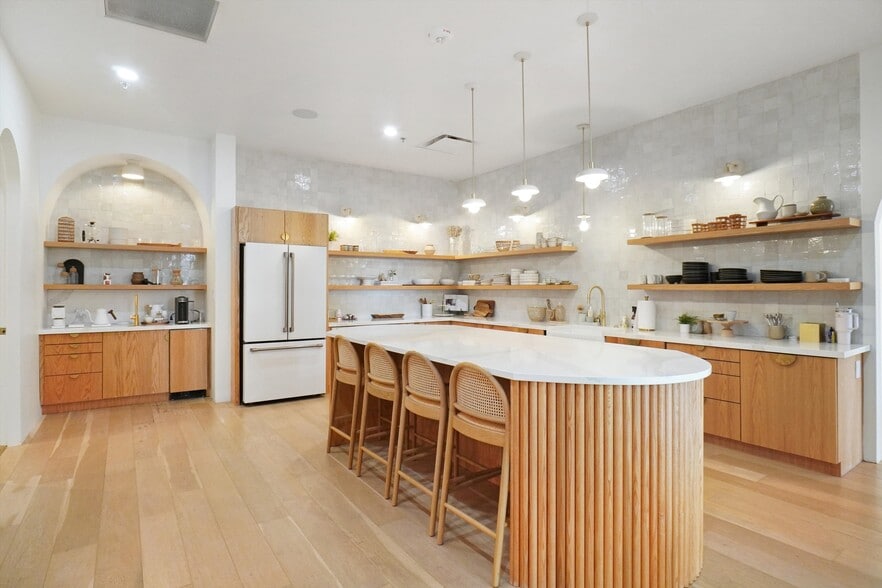 More Photos Of 409 N Oak St, Roanoke Storefront Retail Office For Lease