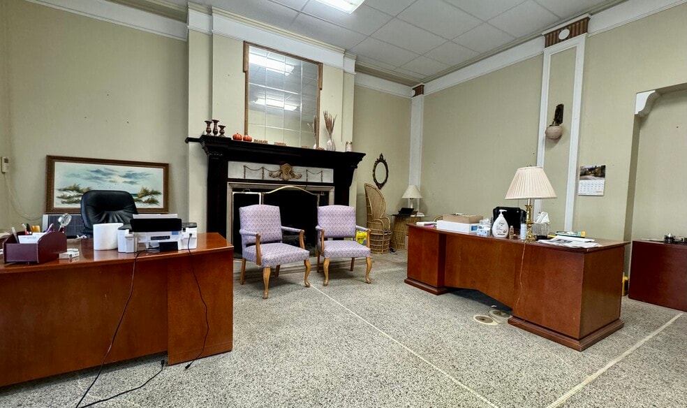 More Photos Of 118 E Court St, Paris Hotel For Sale