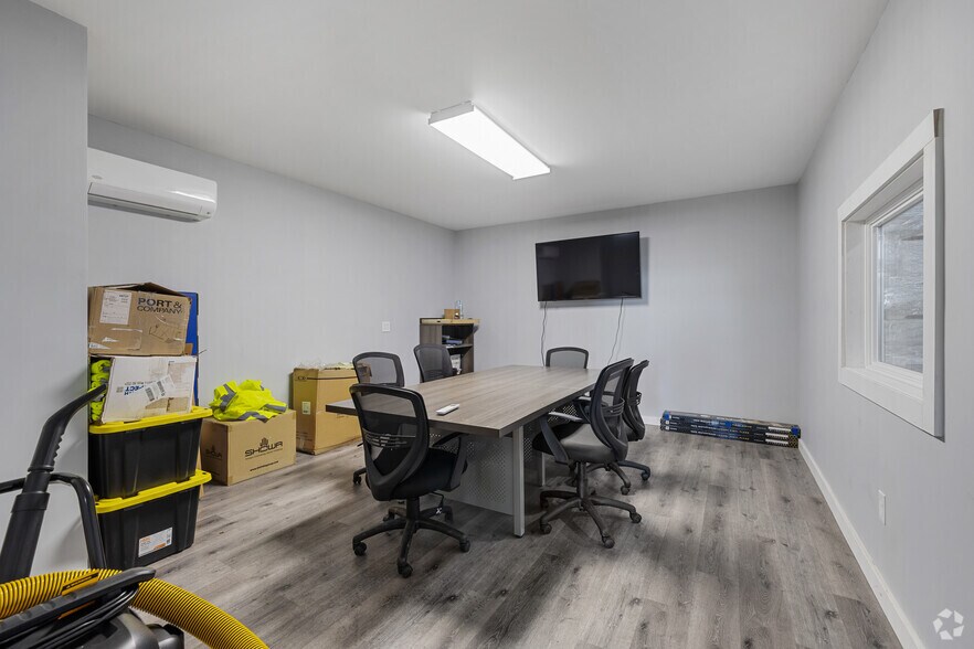 More Photos Of 252-262 Depot Rd, Milford Light Distribution For Lease