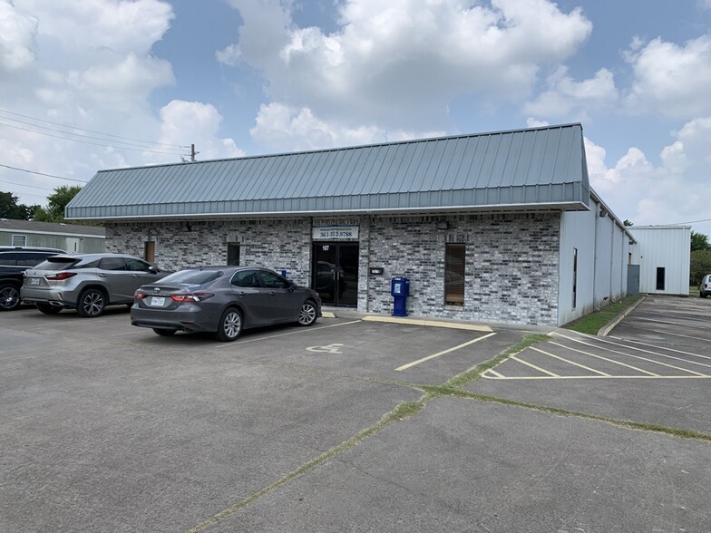 More Photos Of 107 E Austin St, Port Lavaca Distribution For Sale