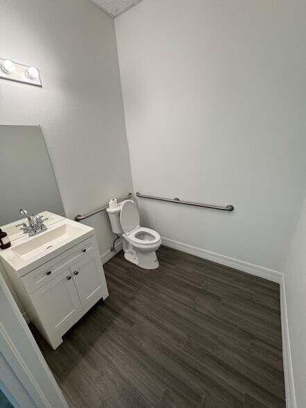 More Photos Of 7361 International Pl, Sarasota Showroom For Lease
