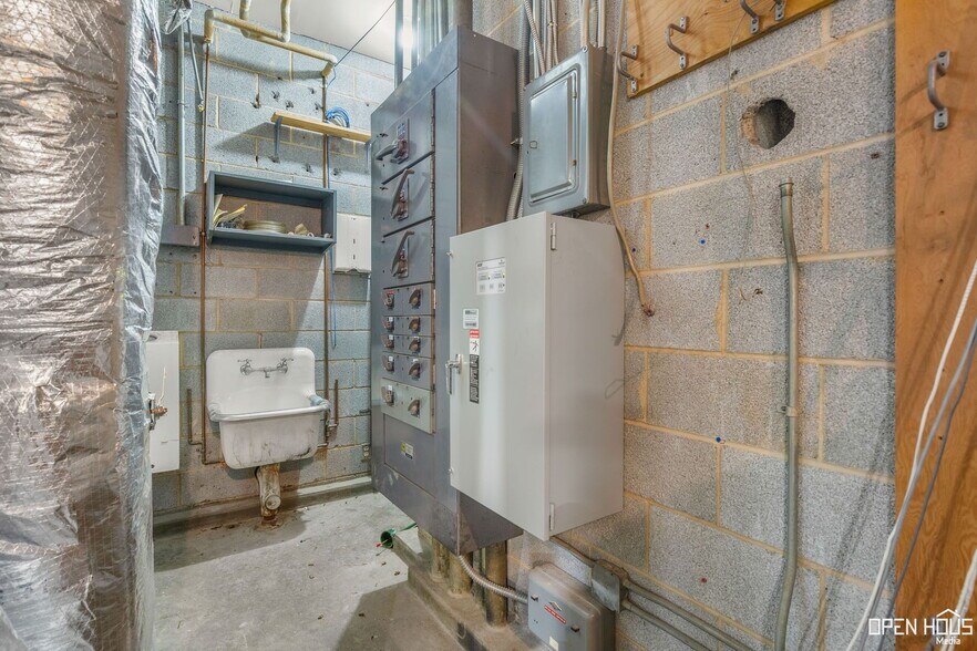 More Photos Of 915 9th St, Wichita Falls Office For Sale