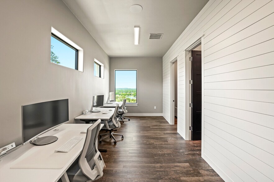 More Photos Of 602 Steve Hawkins Pky, Marble Falls Storefront Retail Office For Lease