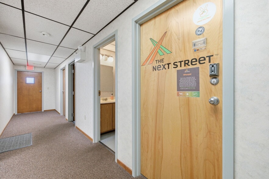 More Photos Of 160 Oak St, Glastonbury Office For Sale