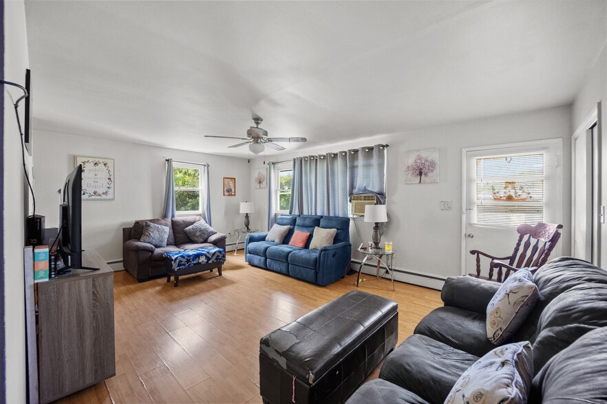 More Photos Of 2516-2518 N Dupont Pky, Middletown Freestanding For Sale