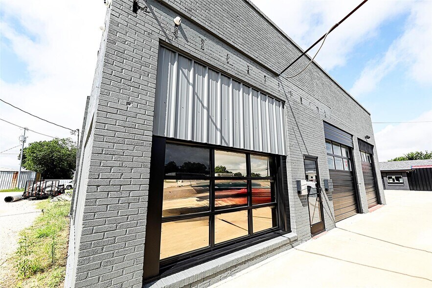 More Photos Of 406 W Wise St, Bowie Industrial For Sale