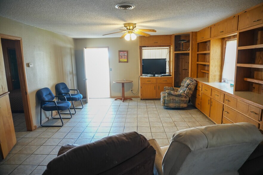 More Photos Of 1122 Douglas Ave, Beaver Hotel For Sale