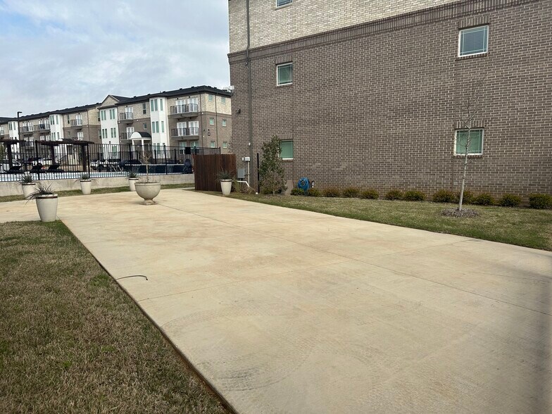 More Photos Of 525 W Erwin St, Tyler Restaurant For Lease