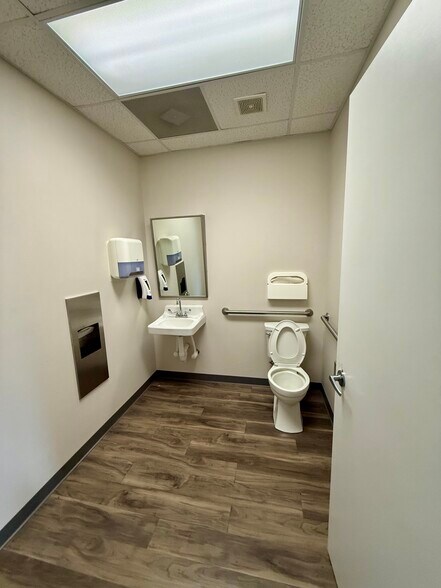 More Photos Of 326 E High St, Potosi Office For Sale