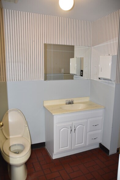 More Photos Of 5115 Douglas Fir Rd, Calabasas Warehouse For Lease