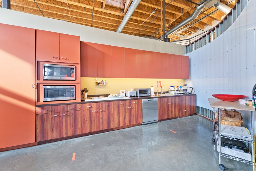 More Photos Of 2256 Barry Ave, Los Angeles Office For Lease